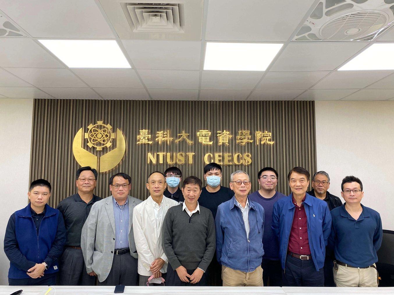 Professor Huang Zhongqin of the National Taiwan University of Science and Technology, a student team and representatives from industry-academy cooperation company.