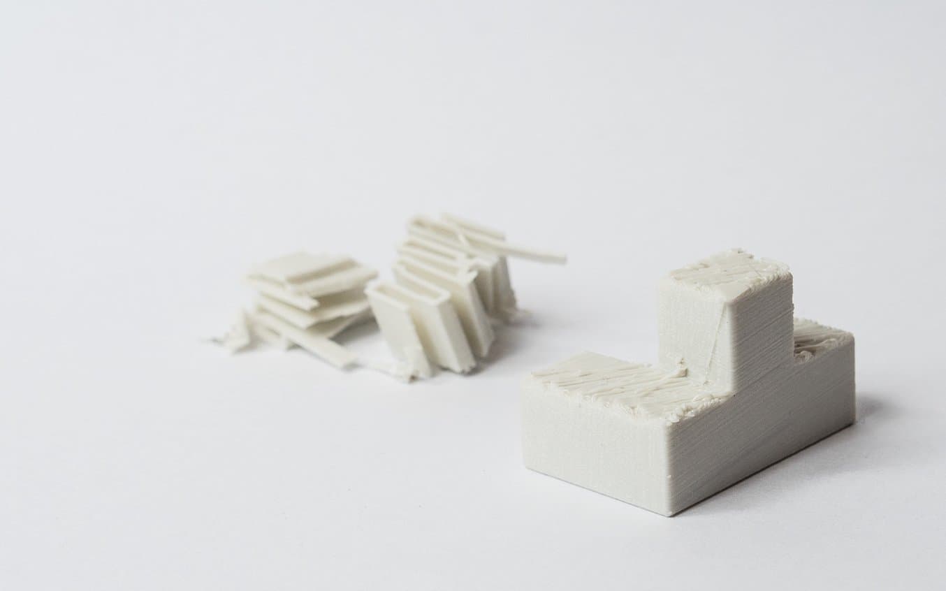 Les impressions FDM avec structures de support demandent plus de post-traitement pour obtenir une finition de qualité (source : 3D Hubs).