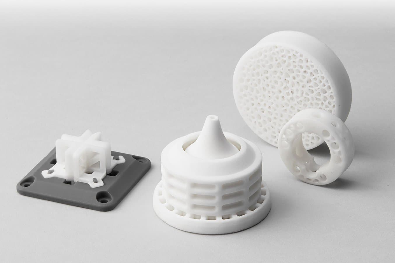 Ceramic Resin può essere utilizzata per creare piccole parti in ceramica per la ricerca ingegneristica per applicazioni dove la precisione delle parti cotte non è cruciale.