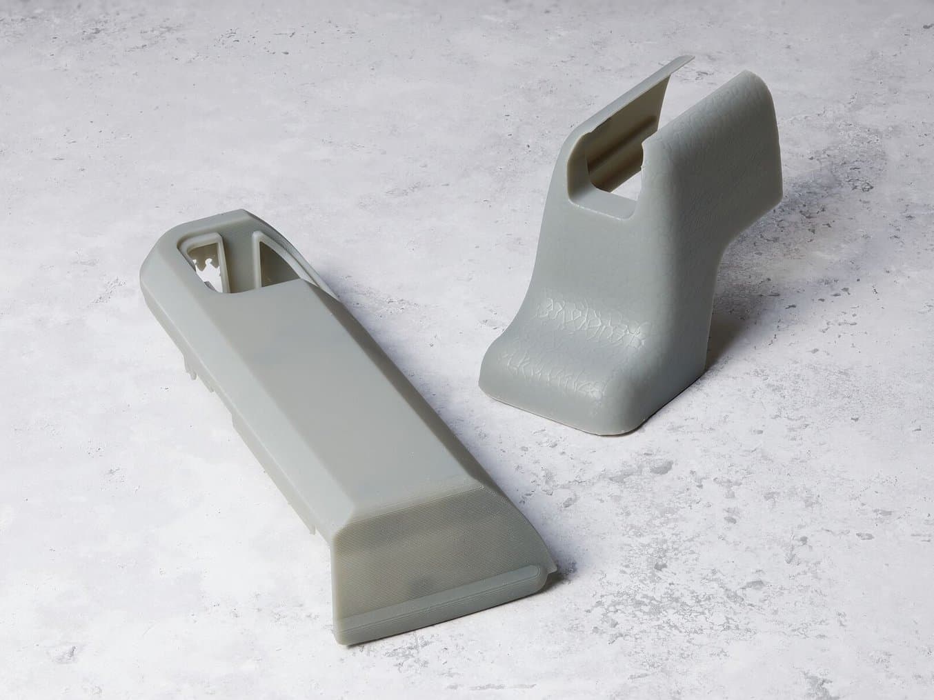 Dos piezas impresas en 3D de color gris