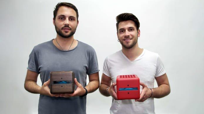 Damiano Iannini und Ferdinando Petrella mit einem ihrer früheren Projekte, Geizeer, einem kompakten, umweltfreundlichen Schreibtischkühler.