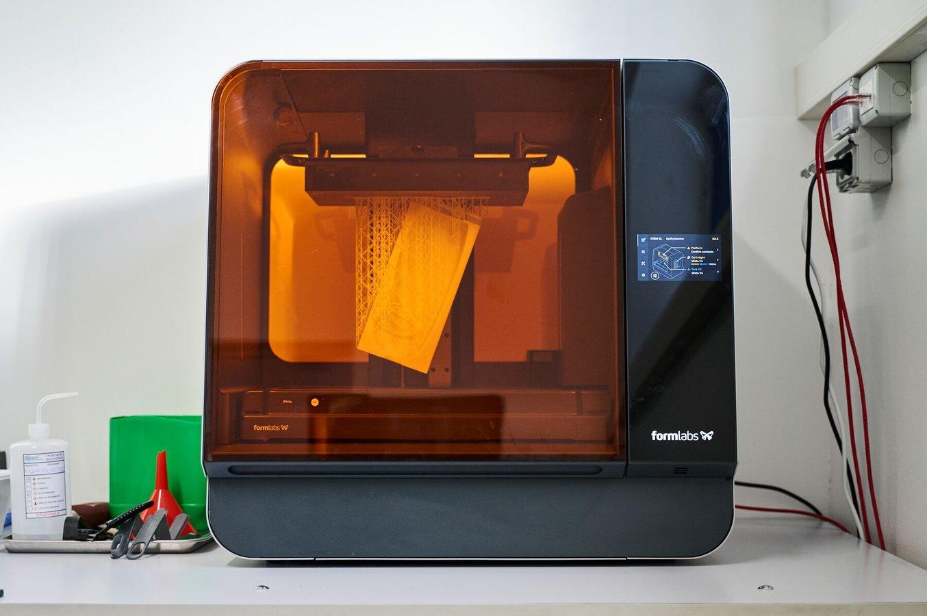在 Form 3L 中使用 Rigid 10K Resin 正在打印的 3D 打印模具。