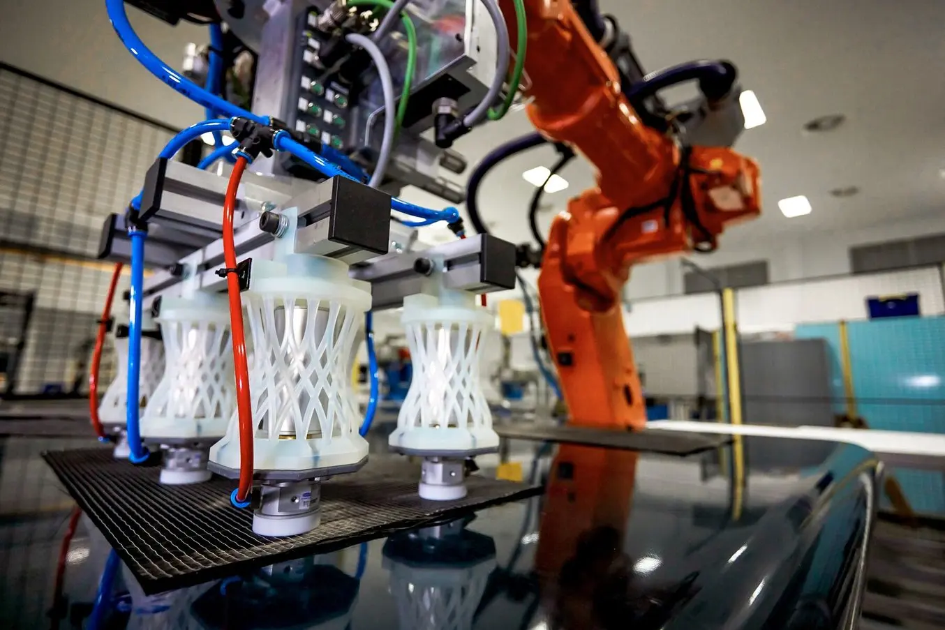 3Dプリント製の6つのグリッパー取付用ブラケットを持つピック&プレースロボット