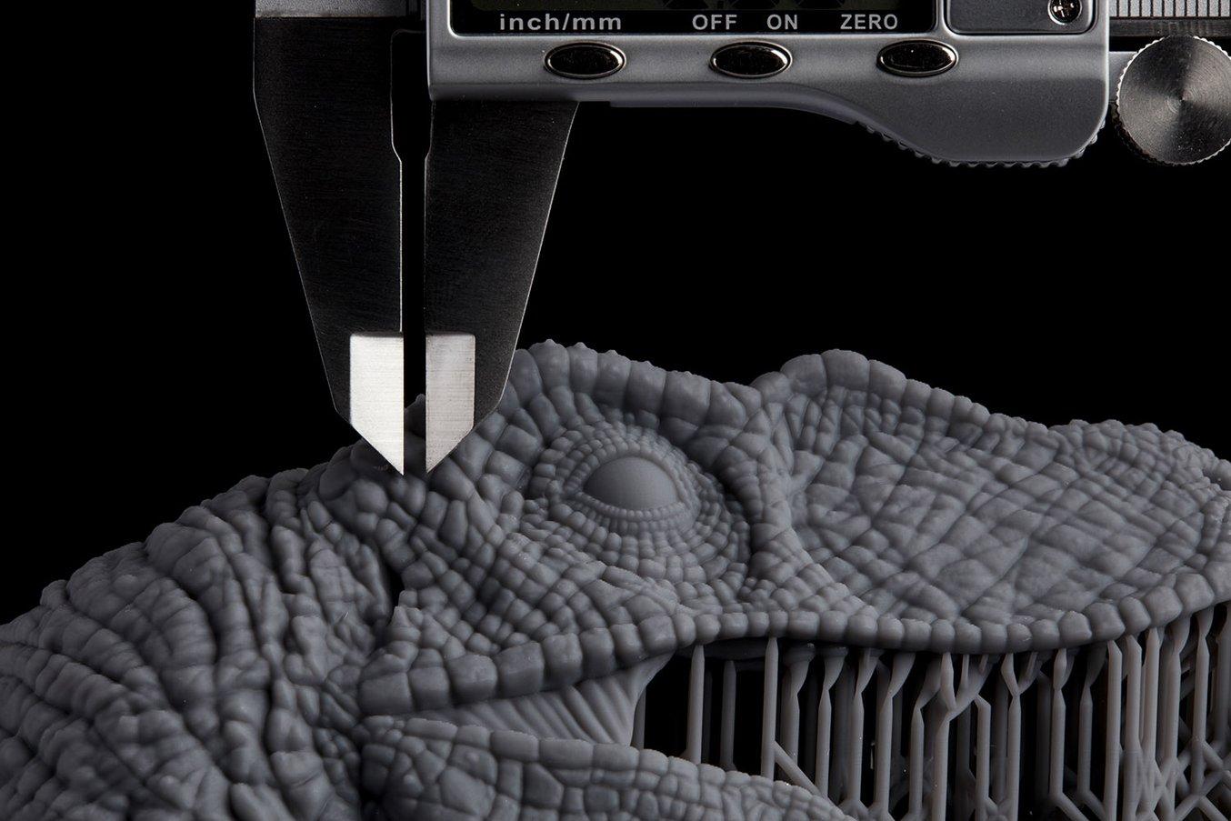 Modèle de vélociraptor créé par Daniel De Leon, imprimé en 3D avec Grey Resin sur l'imprimante Form 3 à une épaisseur de couche de 100 microns.
