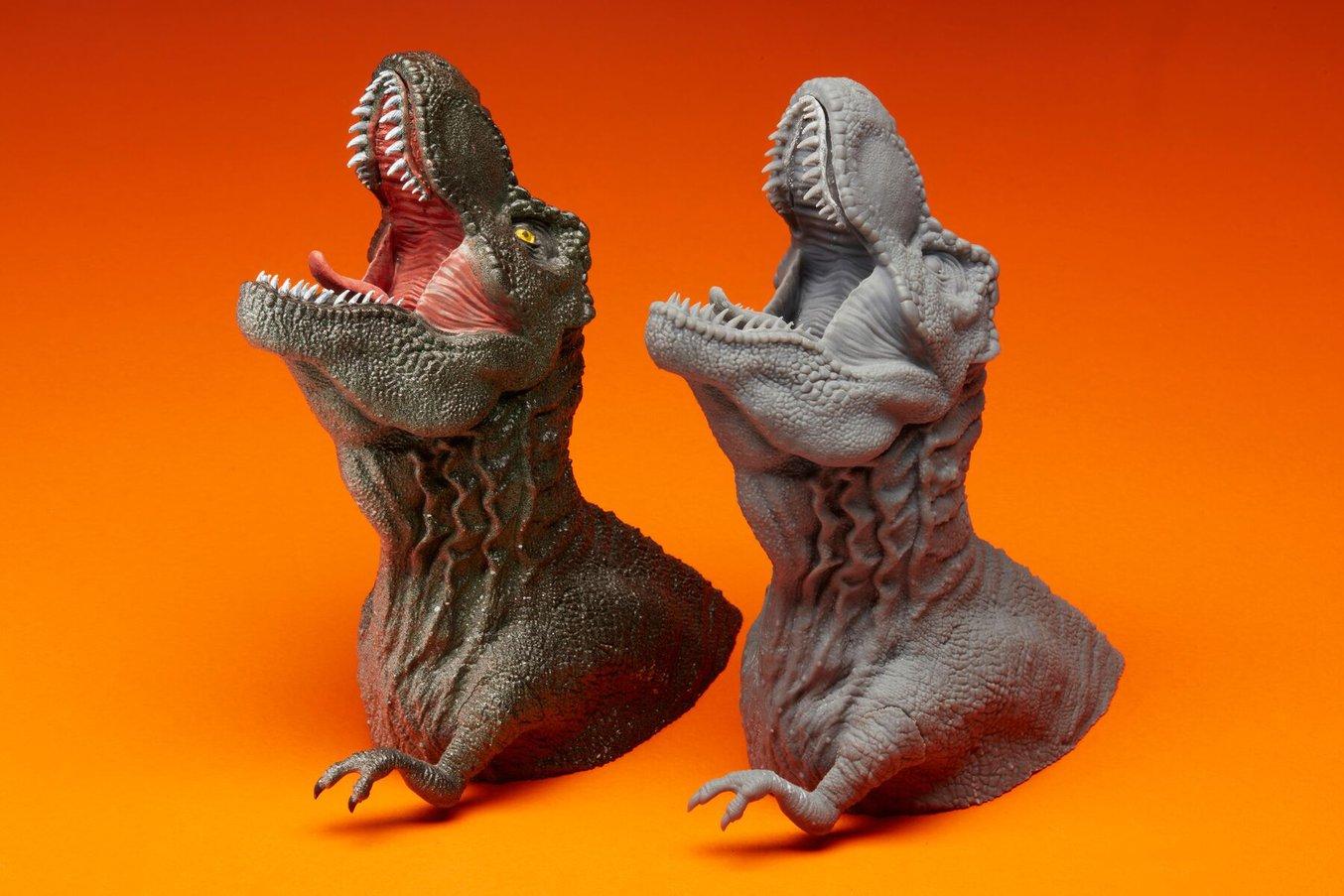 3Dプリントされた恐竜のミニチュアの塗装前と塗装後の比較。