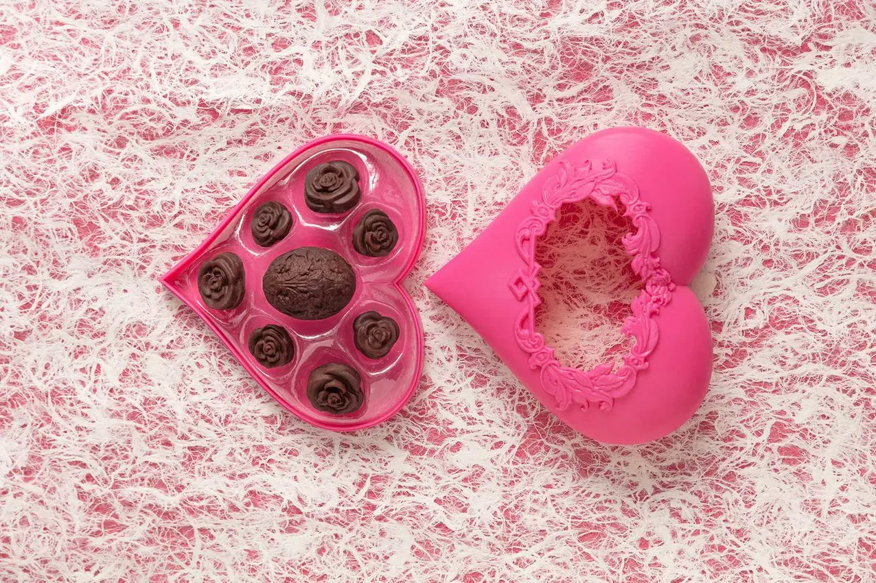 Эти красивые шоколадные конфеты были изготовлены в формах, полученной вакуумной формовкой, и лежат на прозрачной подложке, полученной вакуумной формовкой. Чтобы узнать, как создавать формы для шоколадных конфет с помощью технологии 3D-печати, прочитайте на