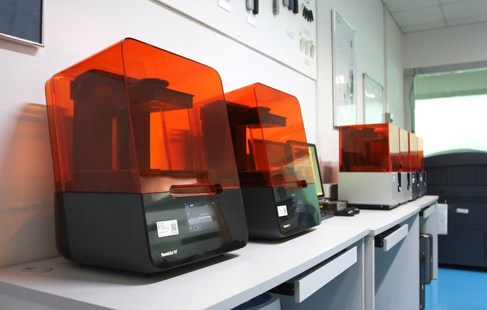 Hayco nutzt aktuell sechs Formlabs-SLA-Drucker in seinen 3D-Werkstätten. Dank der Benutzerfreundlichkeit ist der 3D-Druck jetzt nicht mehr nur für einige wenige geschulte Ingenieure zugänglich. Alle Mitarbeiter werden dazu ermutigt, sie in Projekten einzus