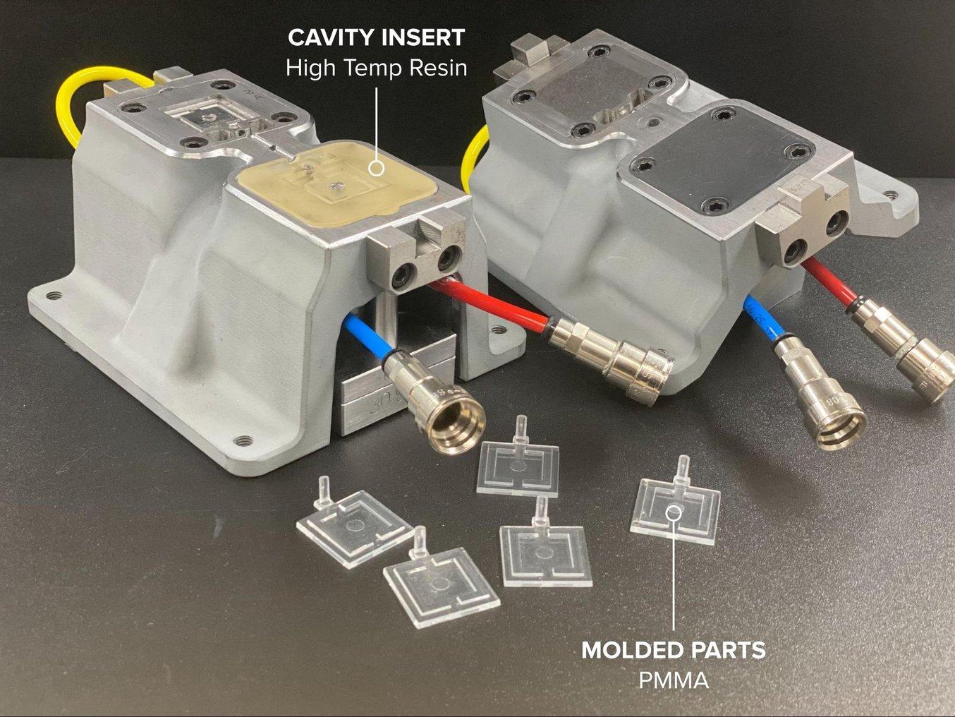 Configurazione dello stampaggio a iniezione per un componente in acrilico per automobili, utilizzando un inserto stampato in High Temp Resin.