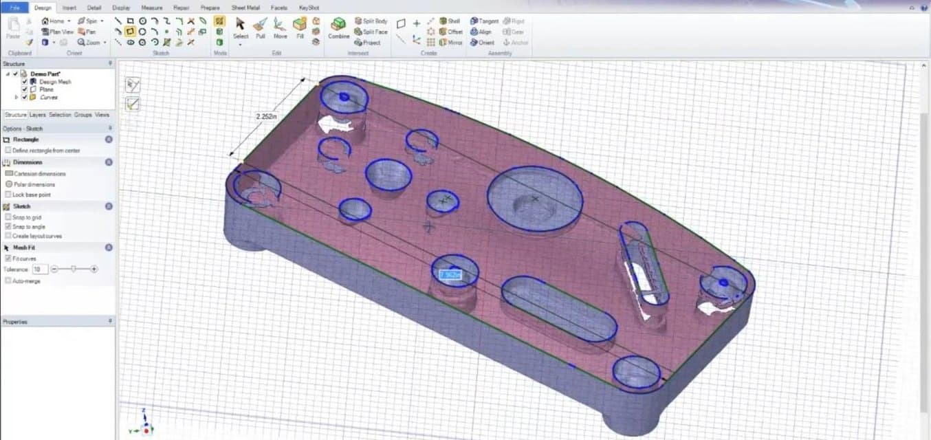 SpaceClaim détecte automatiquement les caractéristiques et raccorde la nouvelle géométrie au maillage d’origine pour un remodelage rapide et précis.