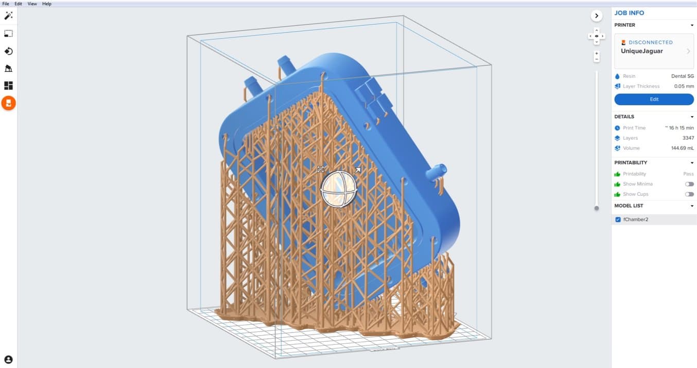 Modello di un bioreattore per coltivare un'aorta in miniatura tramite ingegneria tissutale, allo scopo di testare nuovi dispositivi medici. La configurazione del software PreForm di Formlabs utilizza tutto il volume di stampa offerto dalla stampante SLA.