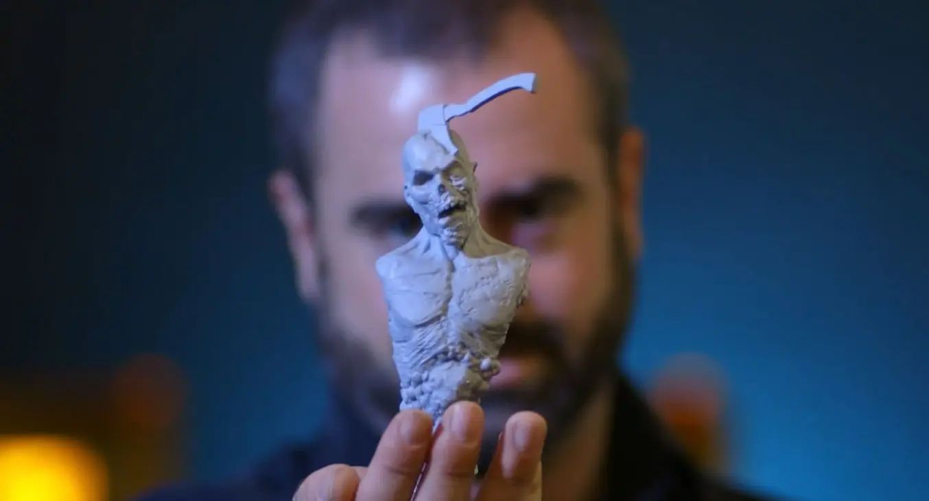 Le créateur de monstres et de personnages Jared Krichevsky utilise une imprimante 3D stéréolithographique (SLA) pour l’aider à donner vie à ses modèles numériques chez Aaron Sims Creative.