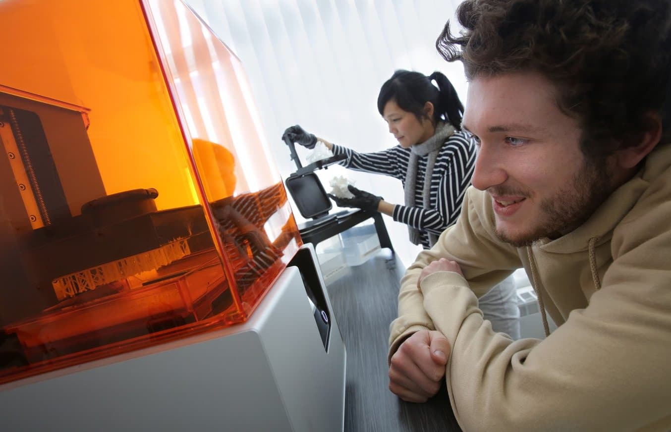 Yuko und ihre Studenten drucken Projekte auf dem Form 2: Bildquelle: Jim Higgins