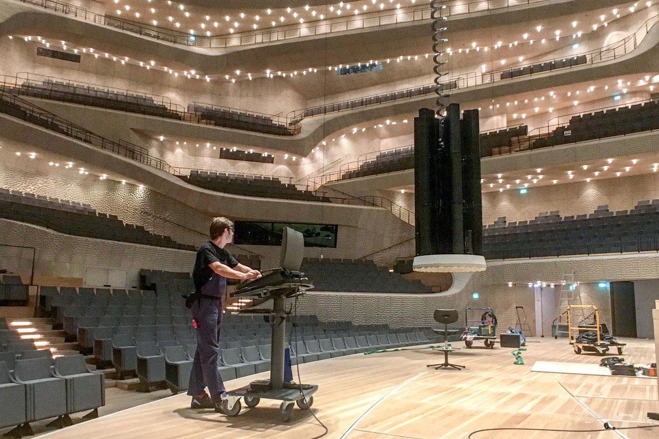 Il gruppo di altoparlanti VIDA L Kling & Freitag, appeso al soffitto della Grand Concert Hall della Elbphilharmonie, offre all'intera sala un'esperienza sonora eccezionale.