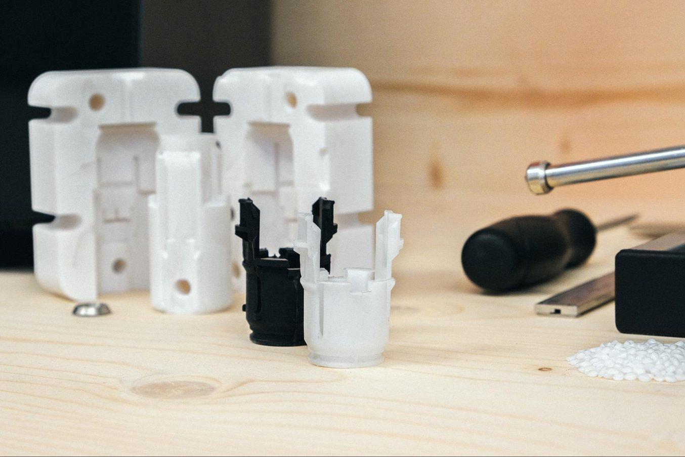 Holimaker a utilisé des moules imprimés en 3D pour mouler par injection des prototypes d’une pièce de connecteur de vanne pour un client qui devait effectuer des tests de résistance à la pression de l’eau.