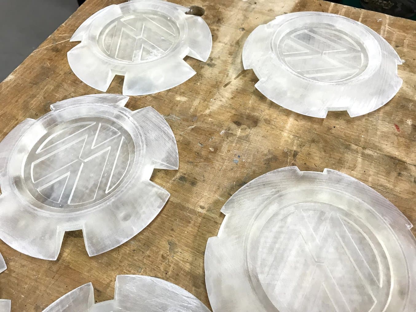 Les enjoliveurs ont été réalisés sur une imprimante 3D SLA de bureau avec de Clear Resin. L'impression 3D SLA est idéale pour la galvanoplastie parce que les pièces présentent une finition de surface lisse, des détails fins et des formes étanches.