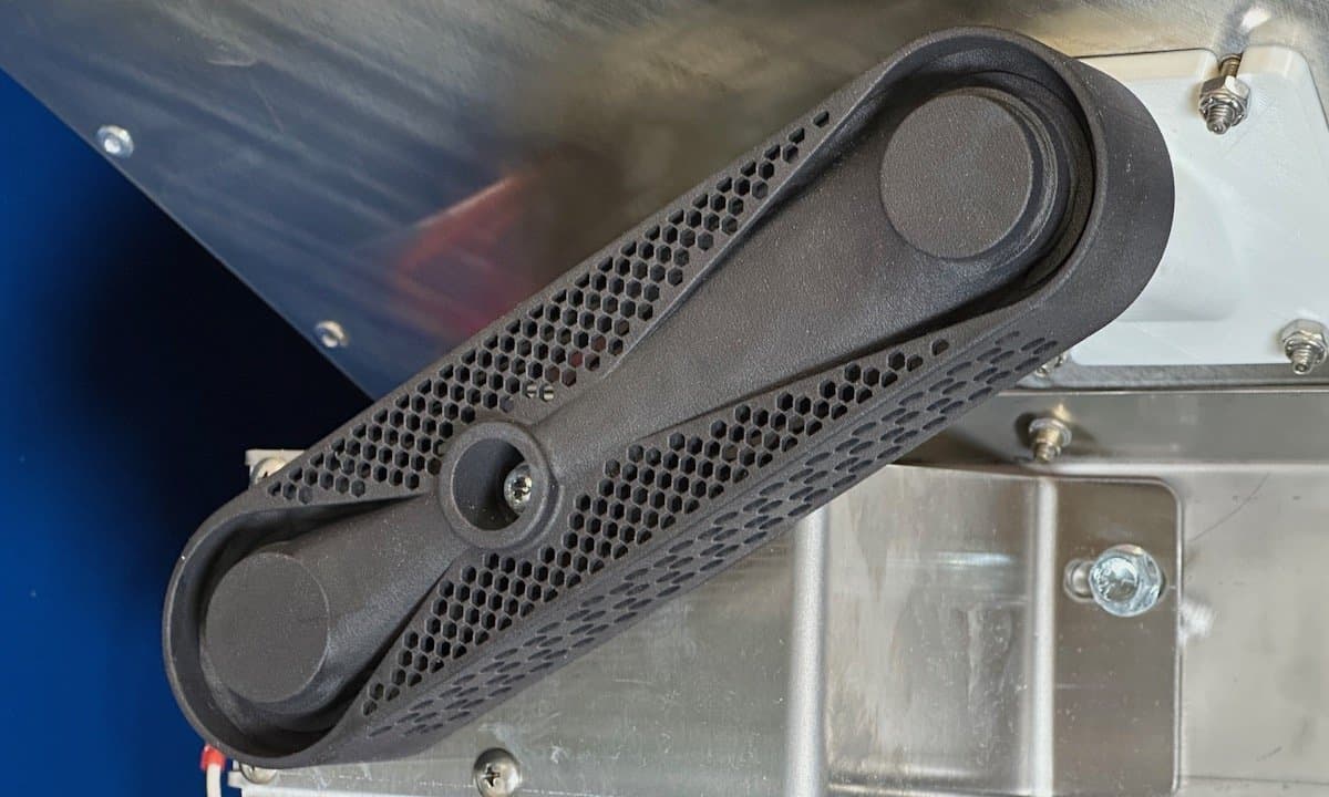 Eine Lagerkäfig-Komponente, die auf dem SLS-Drucker Fuse 1+ 30W von Formlabs aus Nylon 12 Powder gedruckt wurde