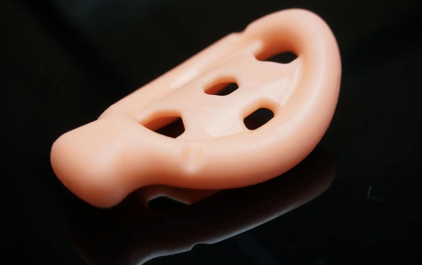 Il team di Cosm ha scelto gli stampi a guscio conforme, che vengono riempiti con un silicone da colata per uso medico e poi rotti per estrarre gli impianti in silicone su misura.