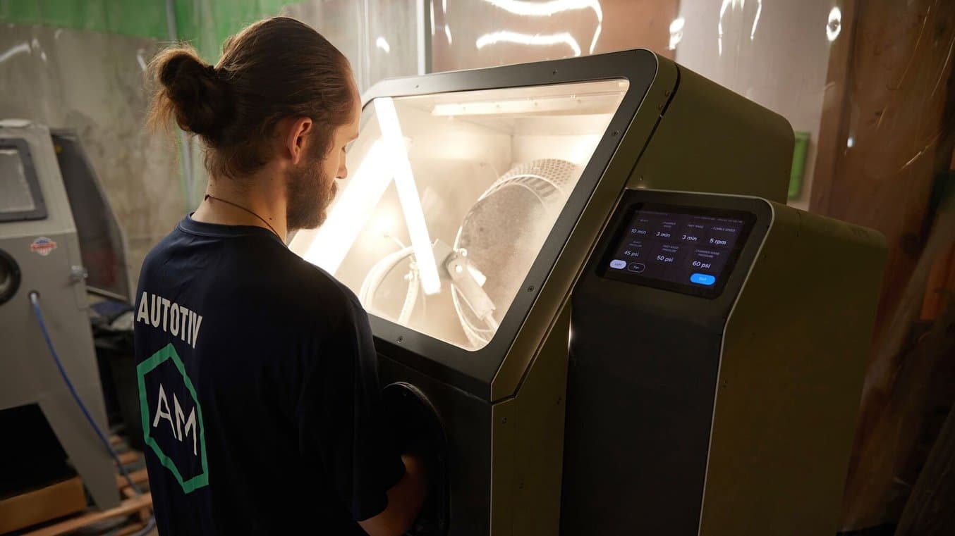 Formlabs Fuse Blastの前に立つ男性。