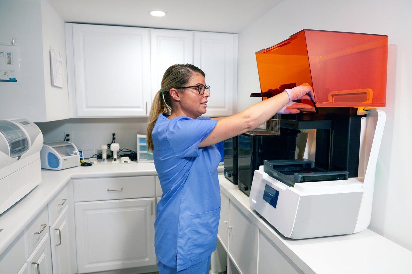 Las impresoras 3D modernas, como la Form 3B, están diseñadas de manera intuitiva de forma que cualquier laboratorio o clínica pueda familiarizarse con el proceso de manera sencilla.