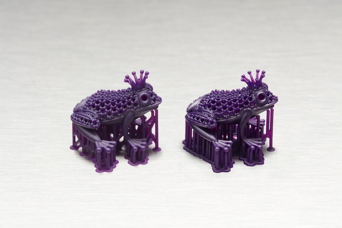 Bijoux de grenouille imprimés en 3D. Légende : Une finition de surface lisse donne des moulages plus lisses. Sur la gauche la Form 2 et sur la droite la Form 3.