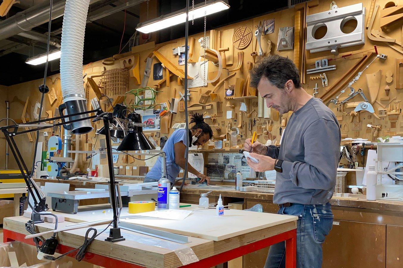 Специалисты по моделированию компании Renzo Piano Франческо Терранова и Димитрий Ланже. Чтобы проверить разные предложения, они печатают сотни моделей в крупном и мелком масштабе для каждого проекта в Renzo Piano.