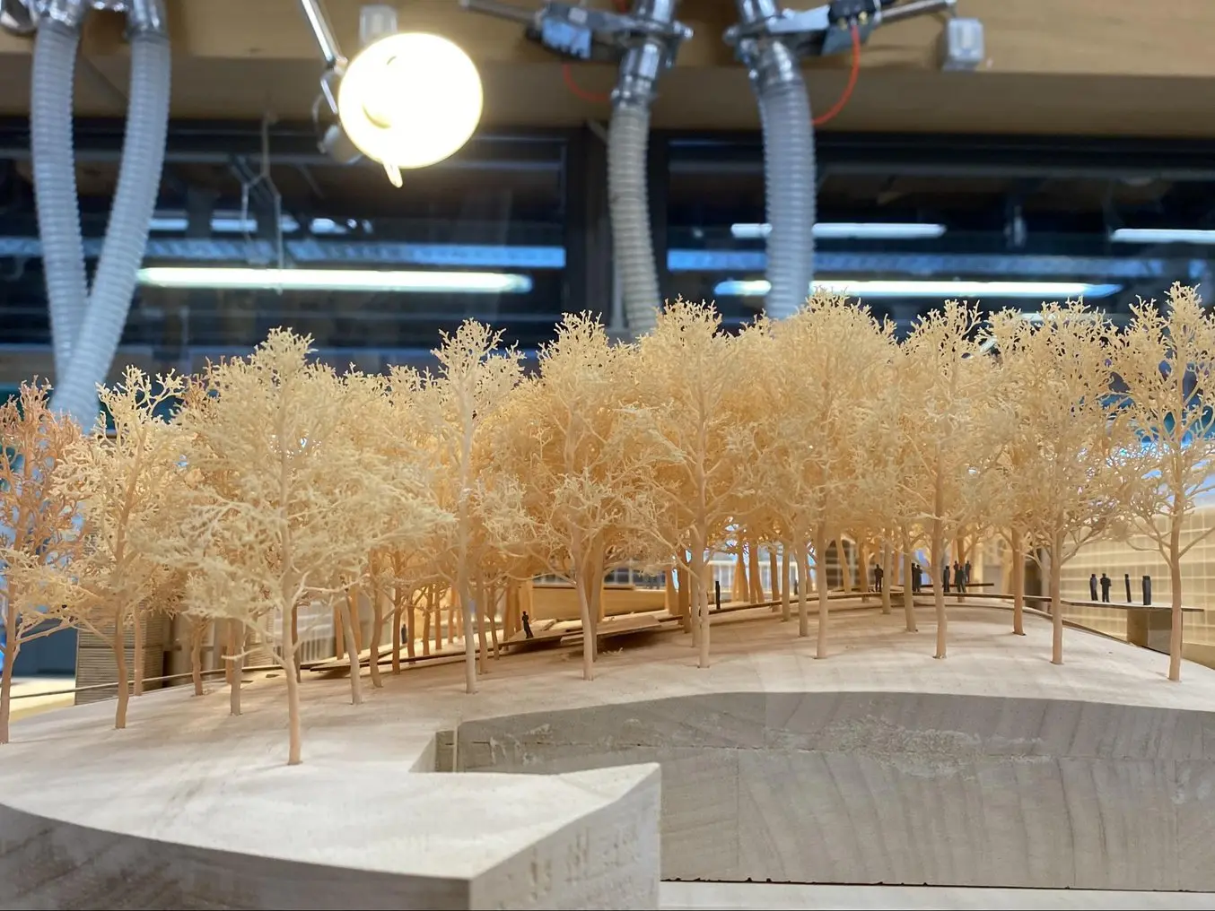 In der Architektur eignet sich 3D-Druck ideal für filigrane Bauteile – die Bäume auf diesem Modell wurden auf einem SLA-3D-Drucker von Formlabs gedruckt.