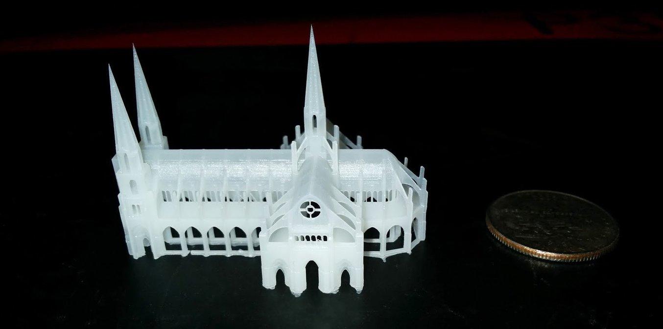 Ein kleines, kompliziertes Modell mit abgerundeten Bögen erfordert eine höhere Z-Auflösung. Diese Kathedrale wurde auf der Form 2 in 25 Mikron gedruckt.