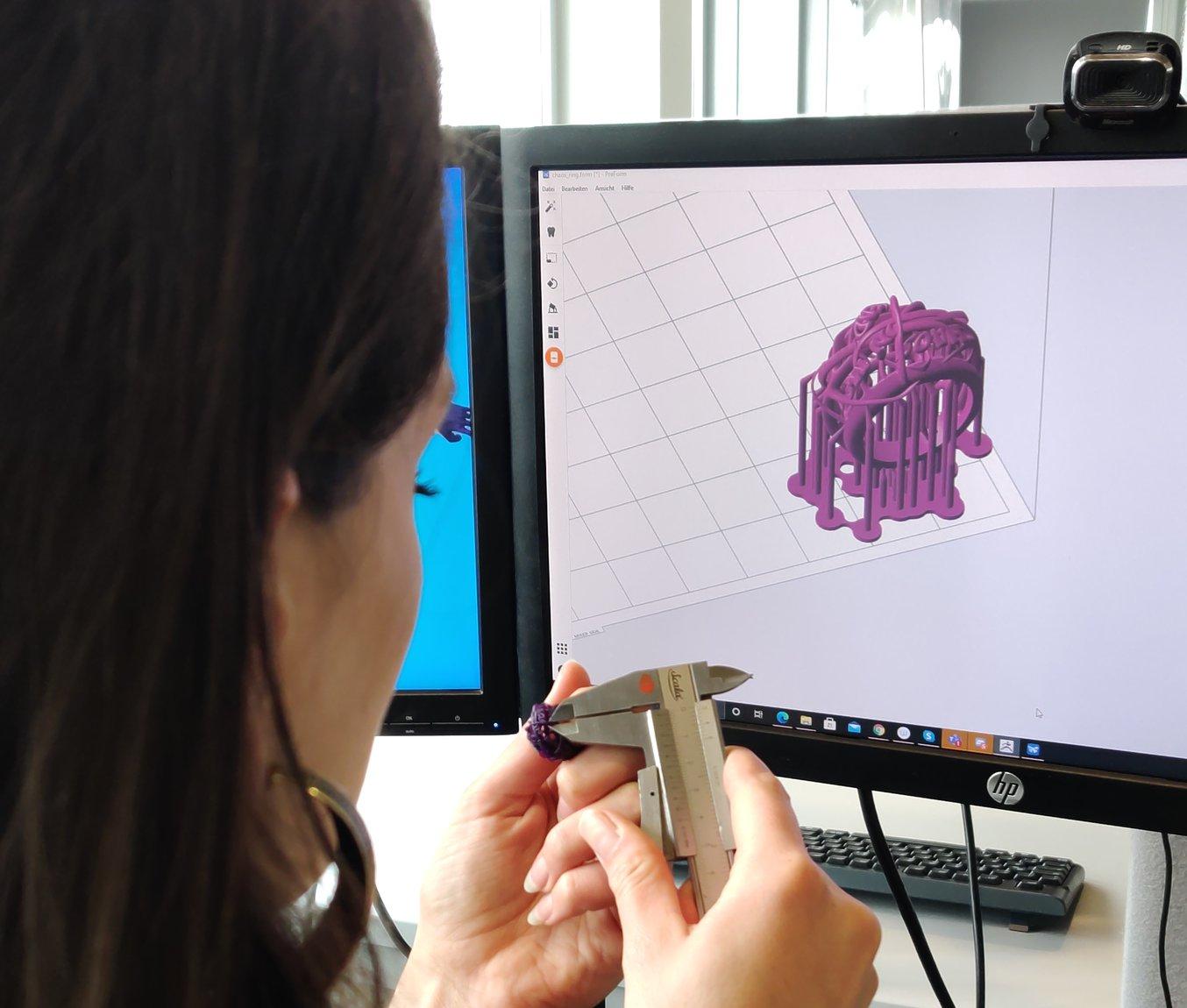 Von Soft Skills wie der Erstellung digitaler Designs und Dateien mit ZBrush bis hin zu Hard Skills wie dem Druck und der Nachbearbeitung gedruckter Teile lernen die Studenten alles, was für 3D-gedruckten Schmuck relevant ist.