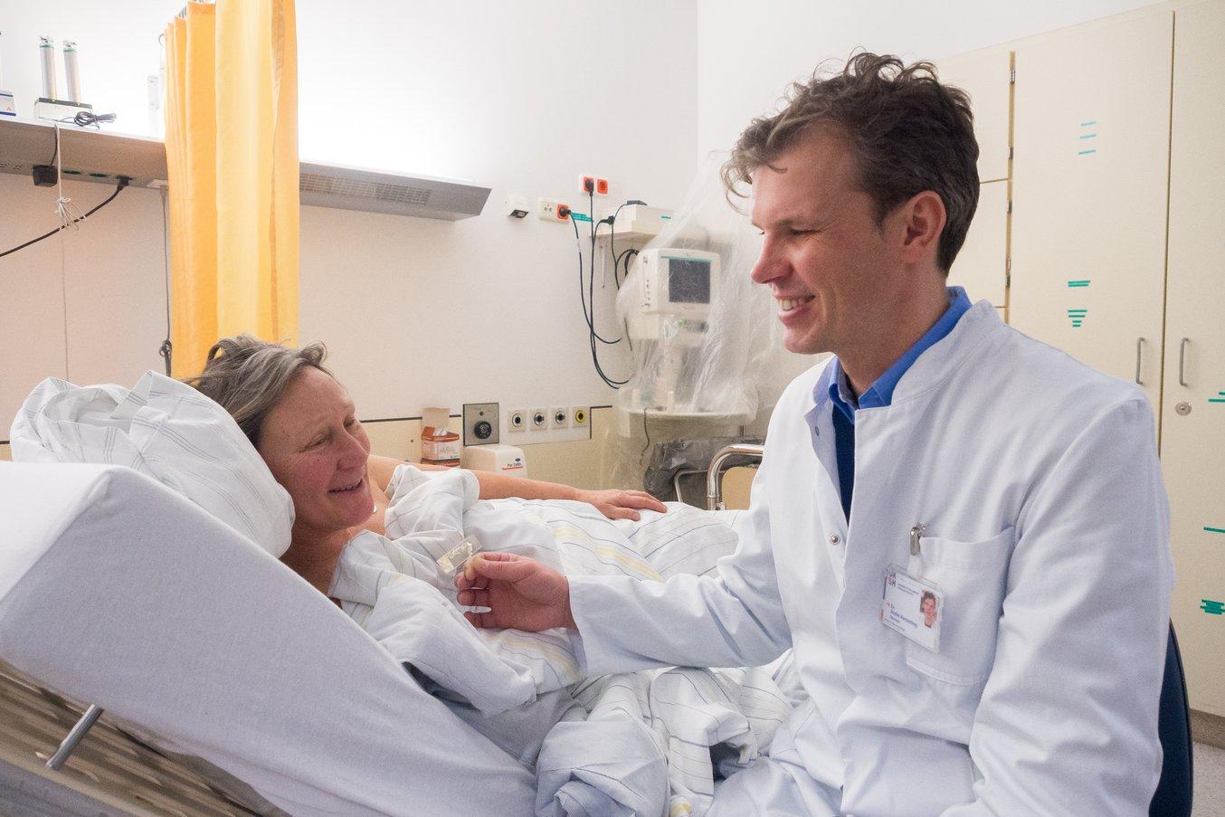 Dr. Kemmling und seine Patientin Christina, die gemeinsam nach erfolgreicher Behandlung ihr 3D-gedrucktes Aneurysma begutachten.