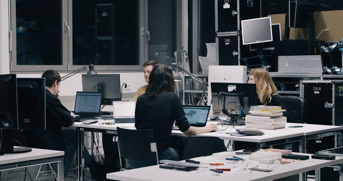 Das birdkids-Team mit Sitz in Wien besteht aus fünf Mitgliedern. Es gibt zwei Ingenieure, einen Software-Entwickler und die beiden Gründer, die gleichzeitig für das Design verantwortlich sind.