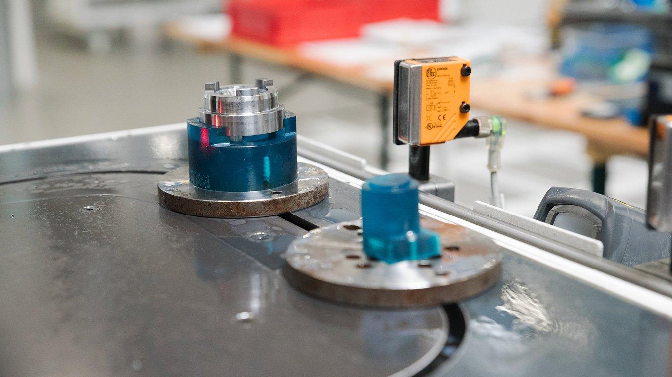 À l'une des usines de Pankl Racing Systems, des ingénieurs utilisent des porte-pièces imprimés en 3D pour fabriquer des engrenages de moto.