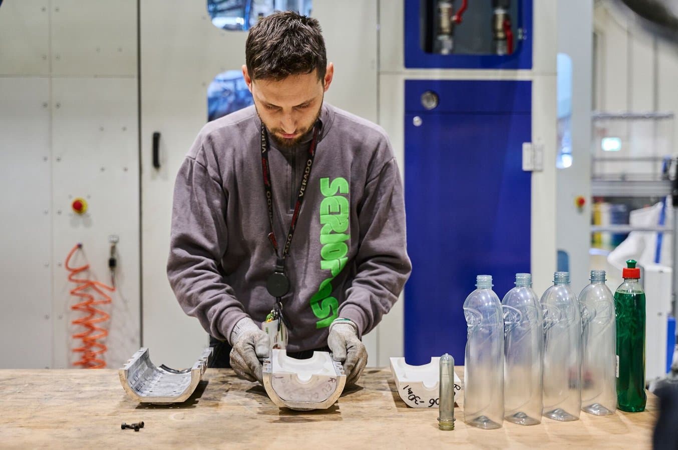 El molde impreso en 3D con la Rigid 10K Resin se pule a mano y después se ensambla dentro de un armazón de metal.