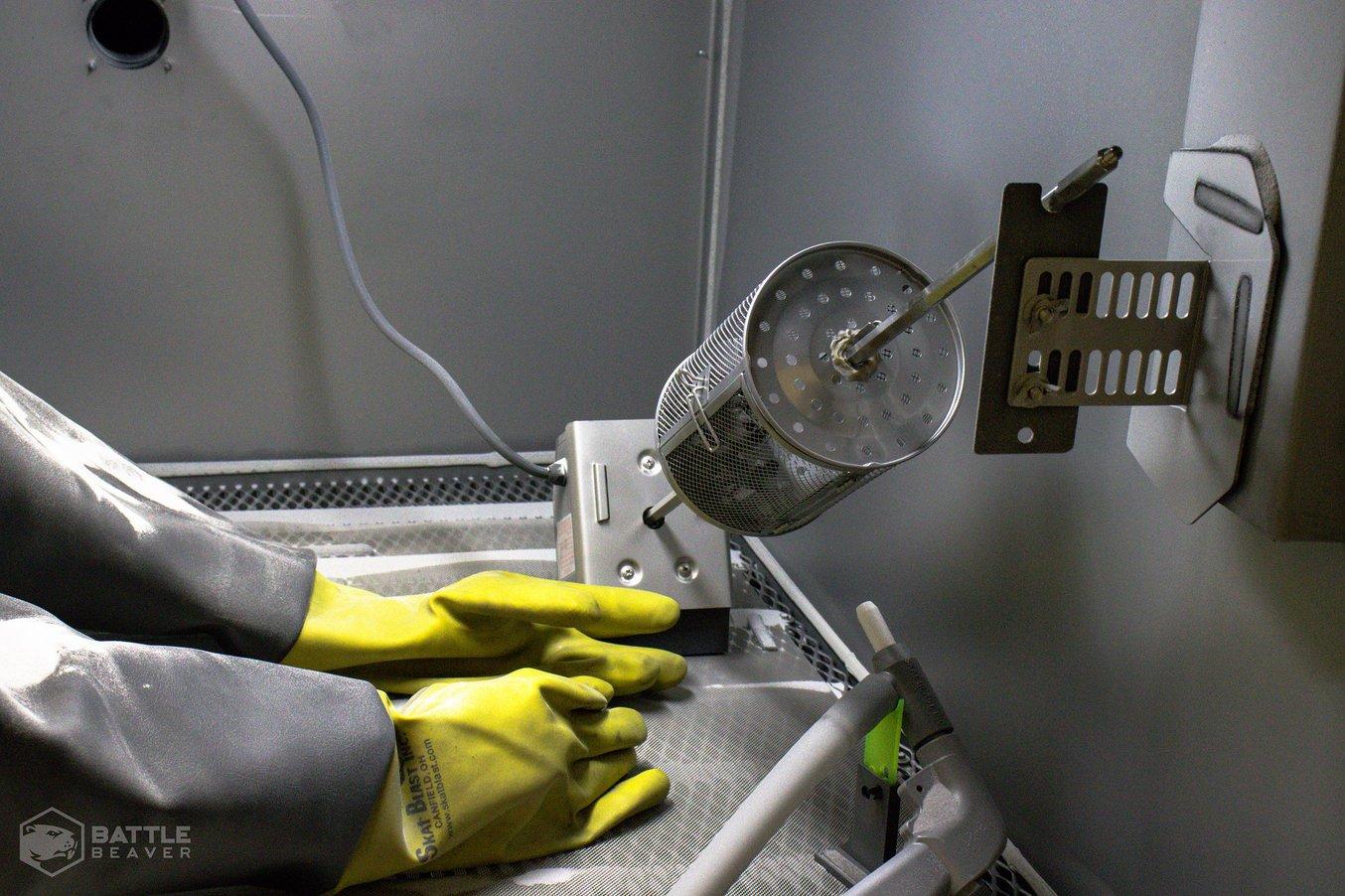 L'équipe a construit son propre boîtier pour automatiser le processus de sablage.