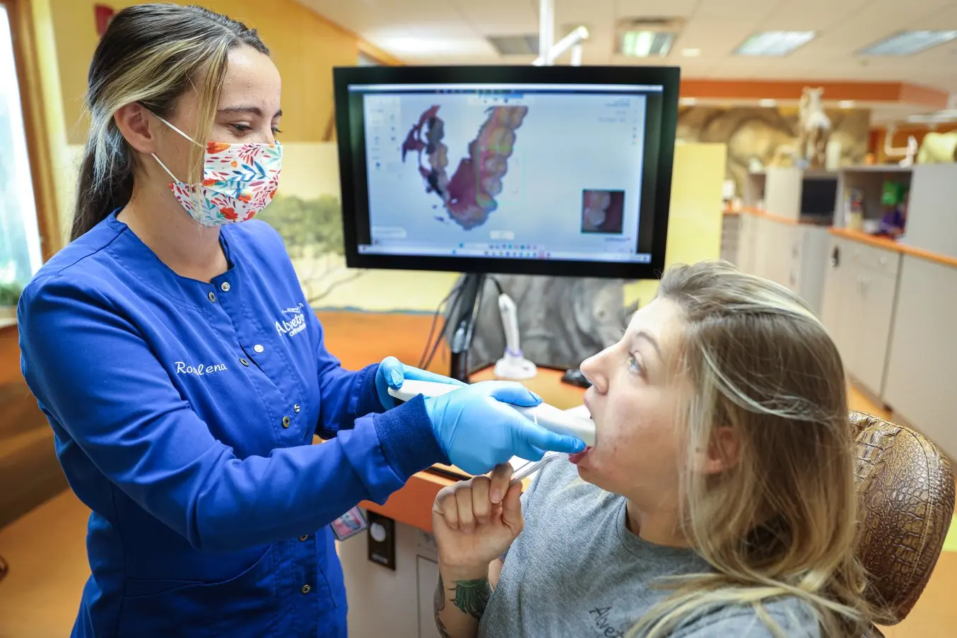 The new digital workflow starts with the doctor marking the eventual locations of the targetted reliefs and then an orthoprosthetist 3D scanning the face of the patient.