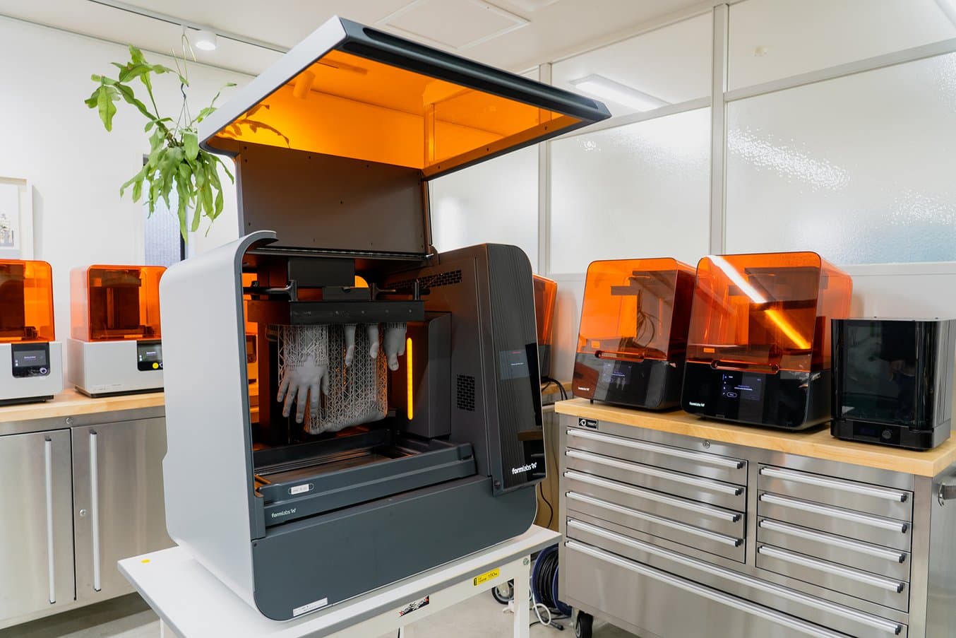 愛和義肢製作所の工房内で稼働する「Form 3L」(手前)