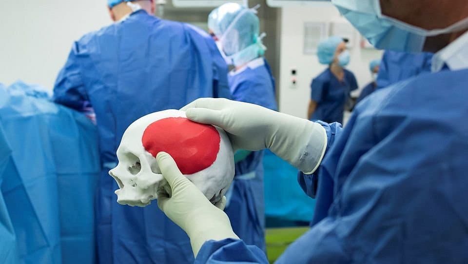 Implant fitting on a 3D printed anatomical model (Photo: University of Basel, Christian Flierl)