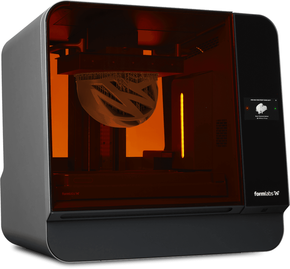 La stampante 3D stereolitografica (SLA) a resina di grande formato Form 3L con all'interno il prototipo di casco stampato in 3D di Black Diamond