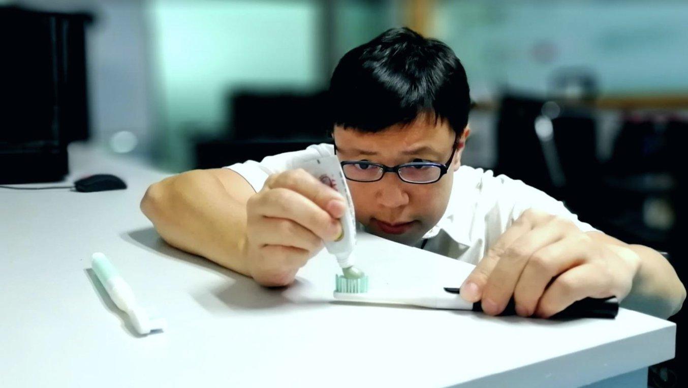Hoss Vong testet einen Zahnbürsten-Prototyp. Der Bürstenkopf besteht aus einem biokompatiblem Material, damit Funktionstests möglich sind.