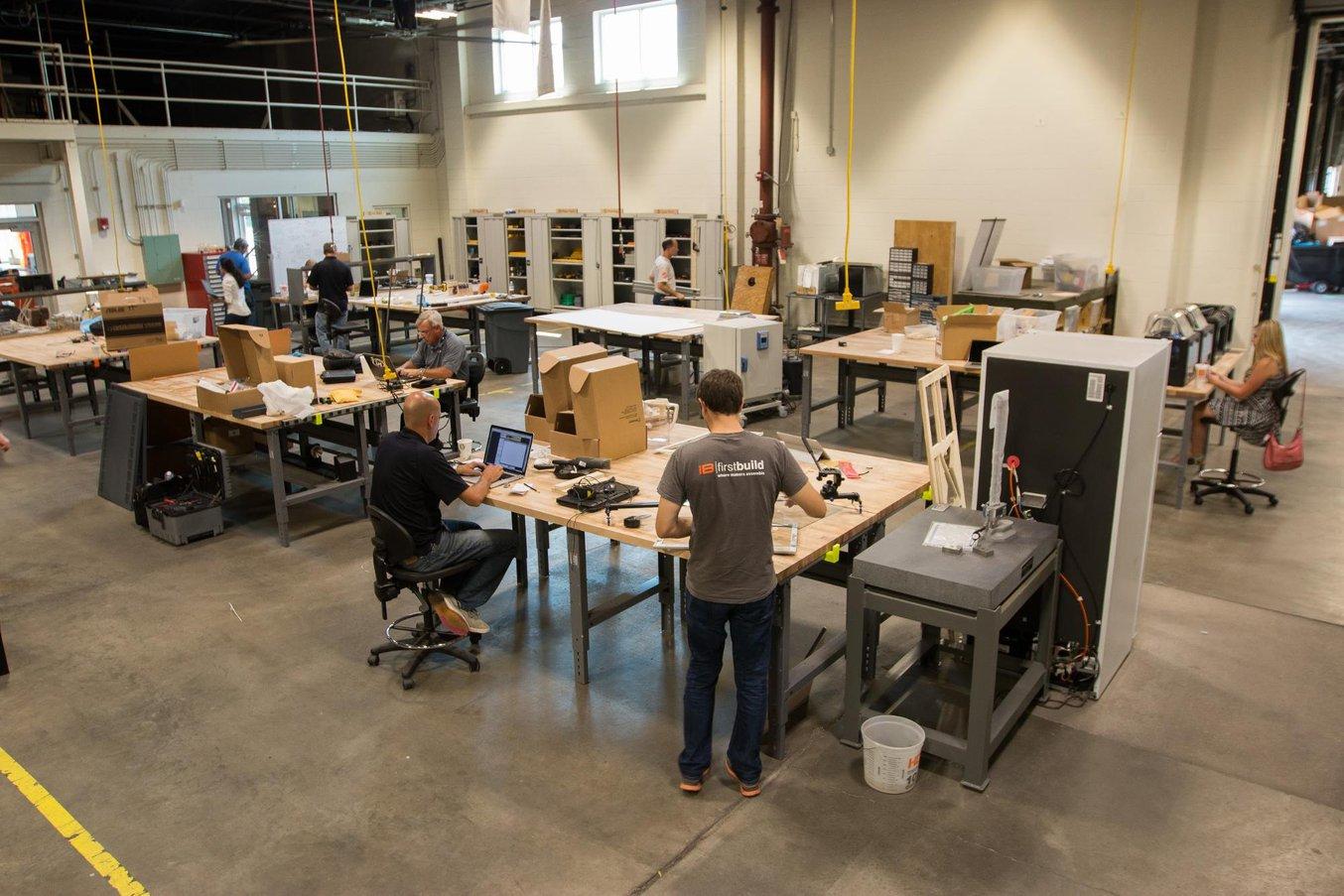 FirstBuild, soutenu par GE Appliances, dirige une micro-usine qui réalise des produits à partir des idées proposées par leur communauté en ligne.