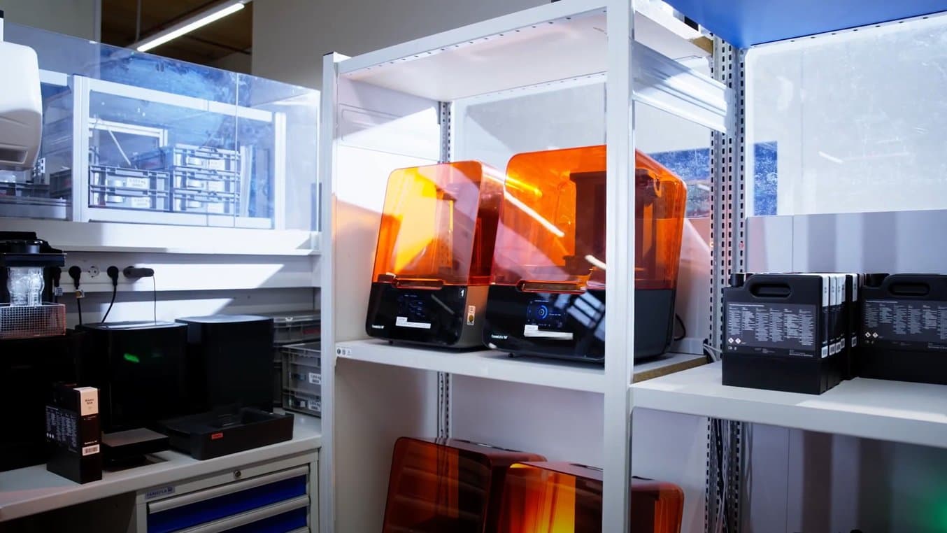 3d printers on a shelf