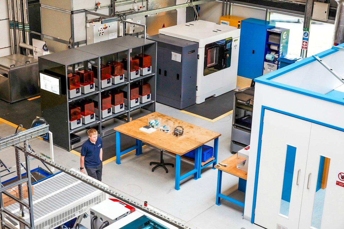 Das AMRC der University of Sheffield nutzt eine Flotte von 12 SLA 3D-Druckern für die meisten Anwendungen im Bereich Maschinenbau und Fertigung und reserviert fünf industrielle FDM-Drucker ausschließlich für größere Teile.