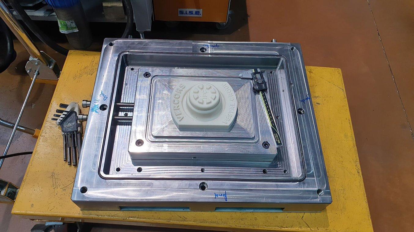 La herramienta impresa en 3D estaba fijada sobre una placa de acero.