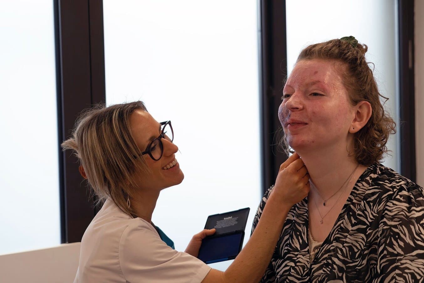 The new digital workflow starts with the doctor marking the eventual locations of the targetted reliefs and then an orthoprosthetist 3D scanning the face of the patient.