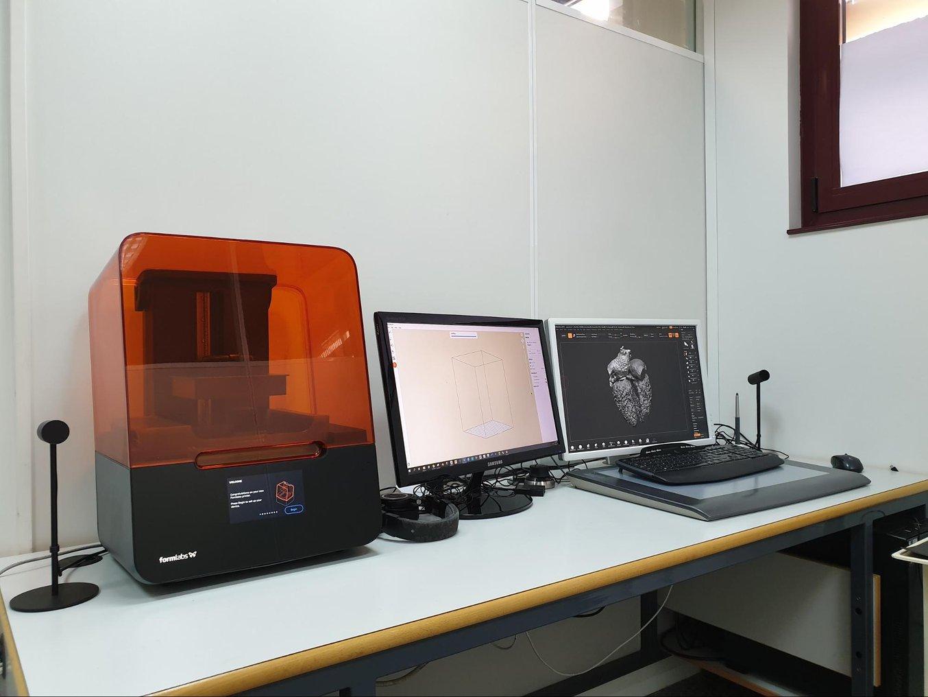 Das Labor besteht aus drei unabhängigen und spezialisierten Räumen. Im Designreinraum befinden sich die Desktop-3D-Drucker inklusive dieses Arbeitsplatzes mit dem SLA-Drucker Form 3.