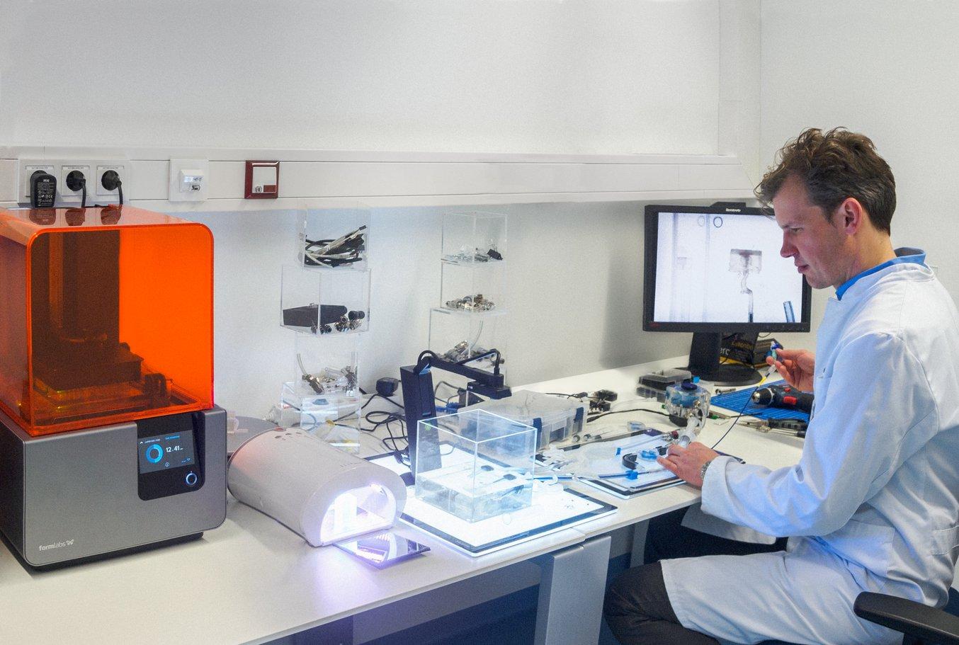 Dr. Kemmling testet in seinem 3D-Labor verschiedene OP-Geräte am 3D-gedruckten Aneurysma eines Patienten.