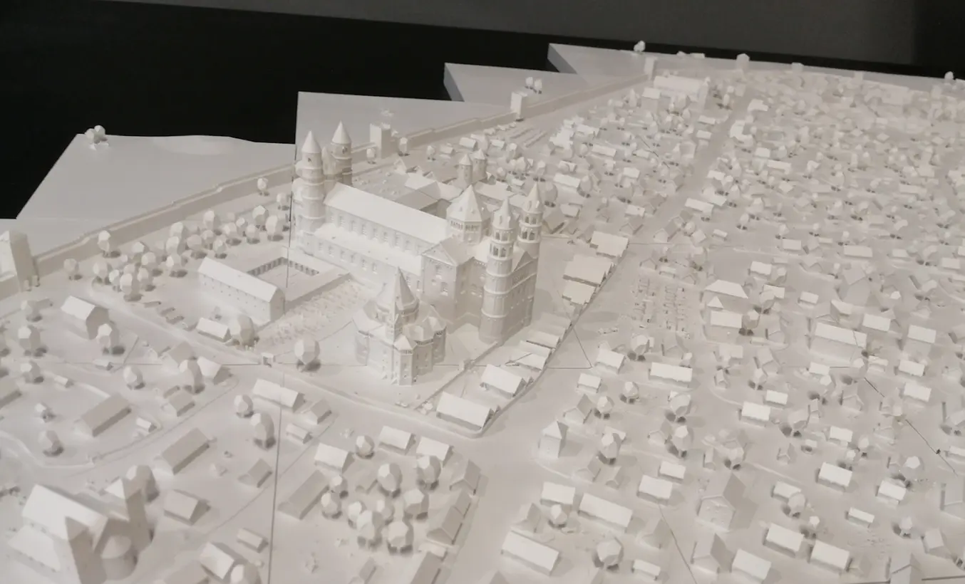 The reconstruction of the three cities in the two different time periods consisted of over 650 segments, which were printed using Formlabs White Resin, each measuring 12x12cm.