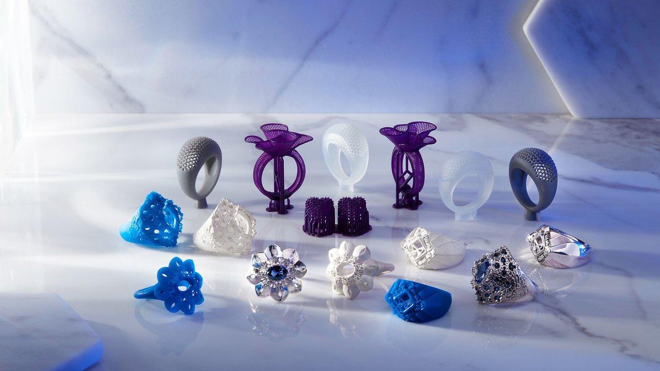 Modelli di gioielleria stampati in 3D e anelli risultanti dalla fusione di metalli preziosi.