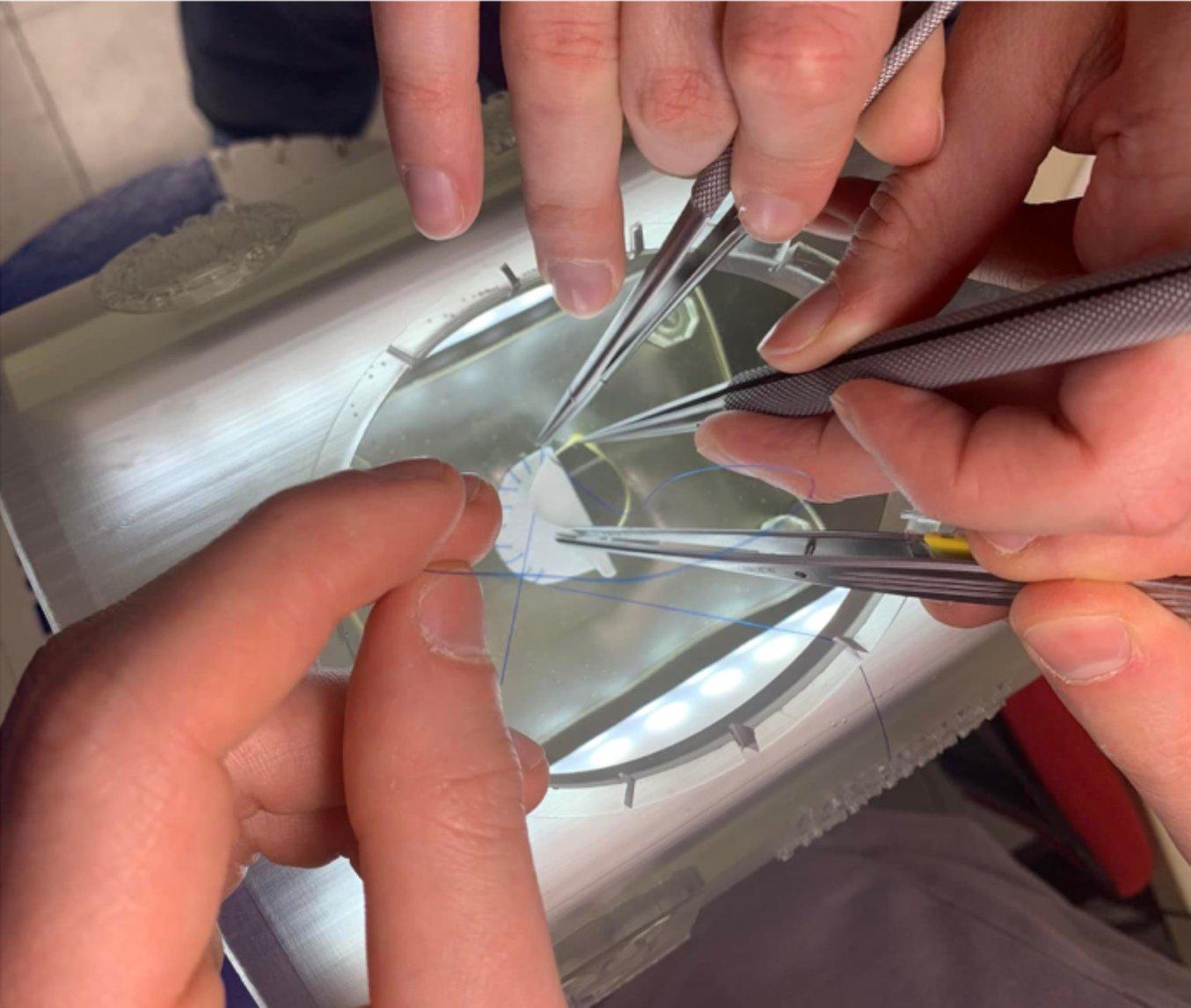 Specializzandi in cardiochirurgia che usano una cassa toracica stampata in 3D, trasportabile e modulare.