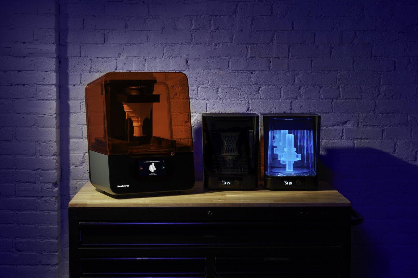 Der Form Cure, die Nachhärteeinheit von Formlabs, maximiert die Materialeigenschaften von SLA-3D-Drucken.