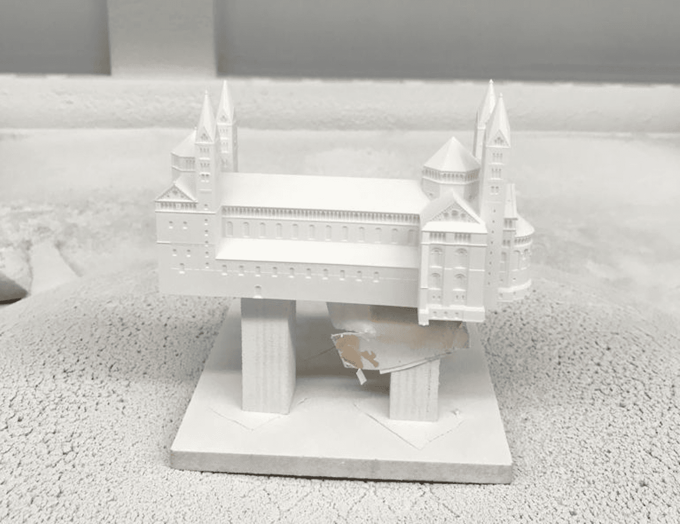 Frau Mahmood verließ sich auf Formlabs White Resin, um sowohl vorzeigbare Modelle direkt aus dem Drucker als auch eine hohe Detailgenauigkeit zu erreichen, welche das Projekt erforderte. Das Bild zeigt den Speyer Dom in 1:1000 während der Lackierung.